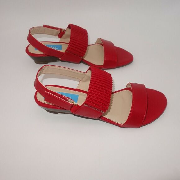 New in Box Comfort Corner Red Sandals Low Heel Women's 7M - Picture 3 of 11